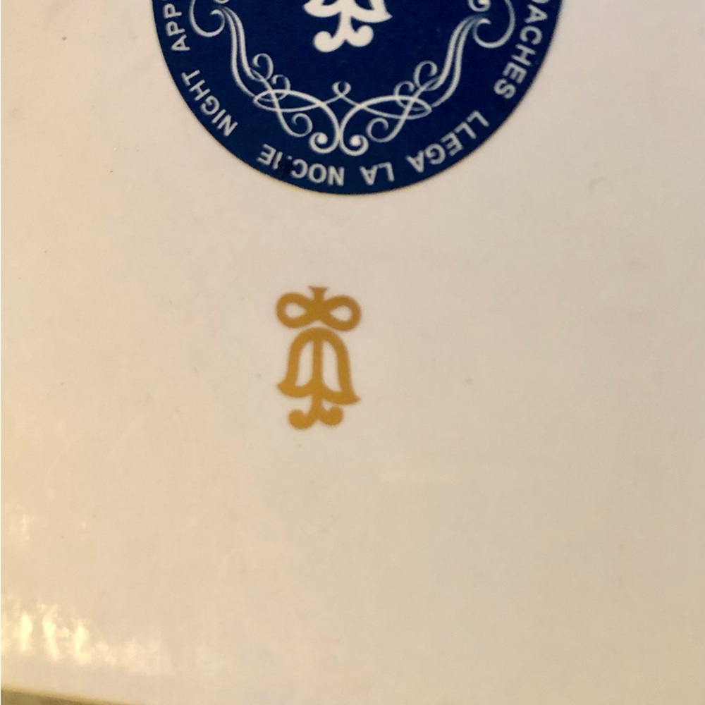 LLADRO handmade porcelain candle 2.64oz, natural wax in stunning porcelain.